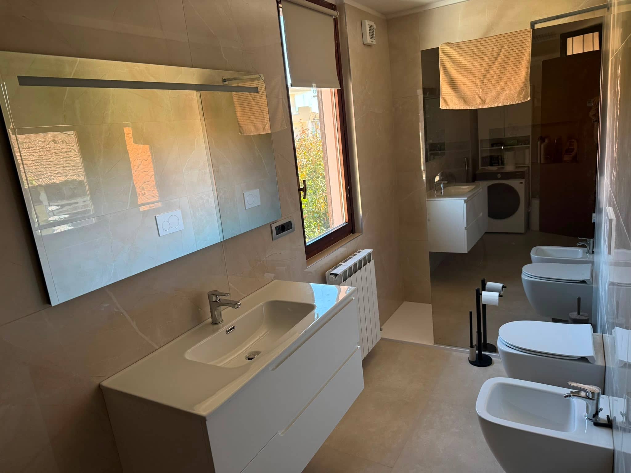 Bagno completato con doccia, sanitari e mobile lavabo