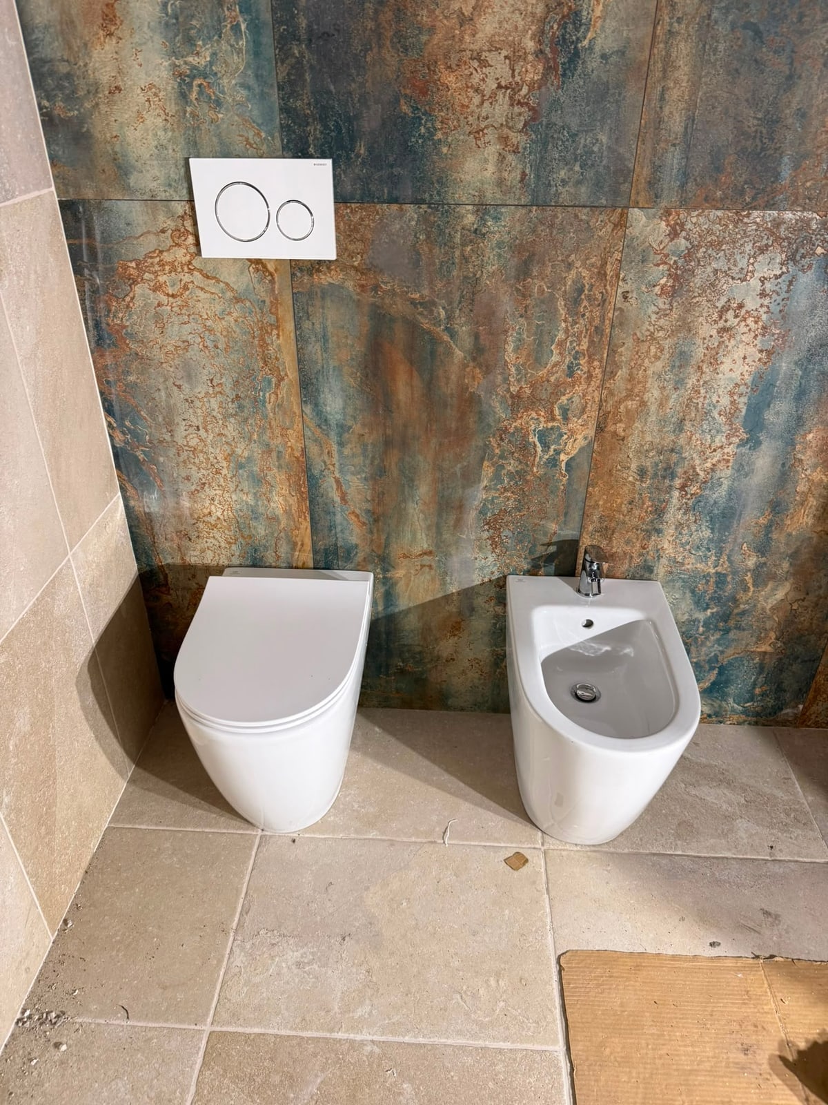 Sanitari sospesi installati in un bagno