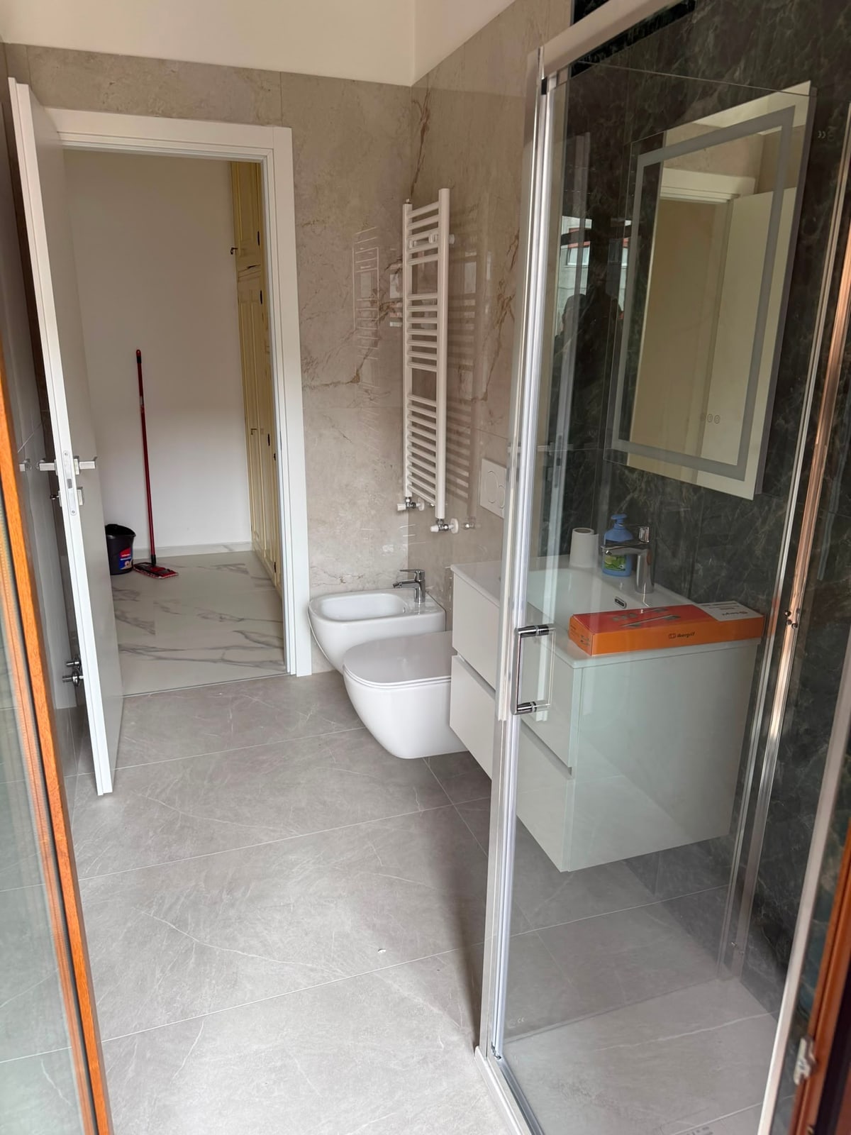 Bagno completato visto dall’ingresso