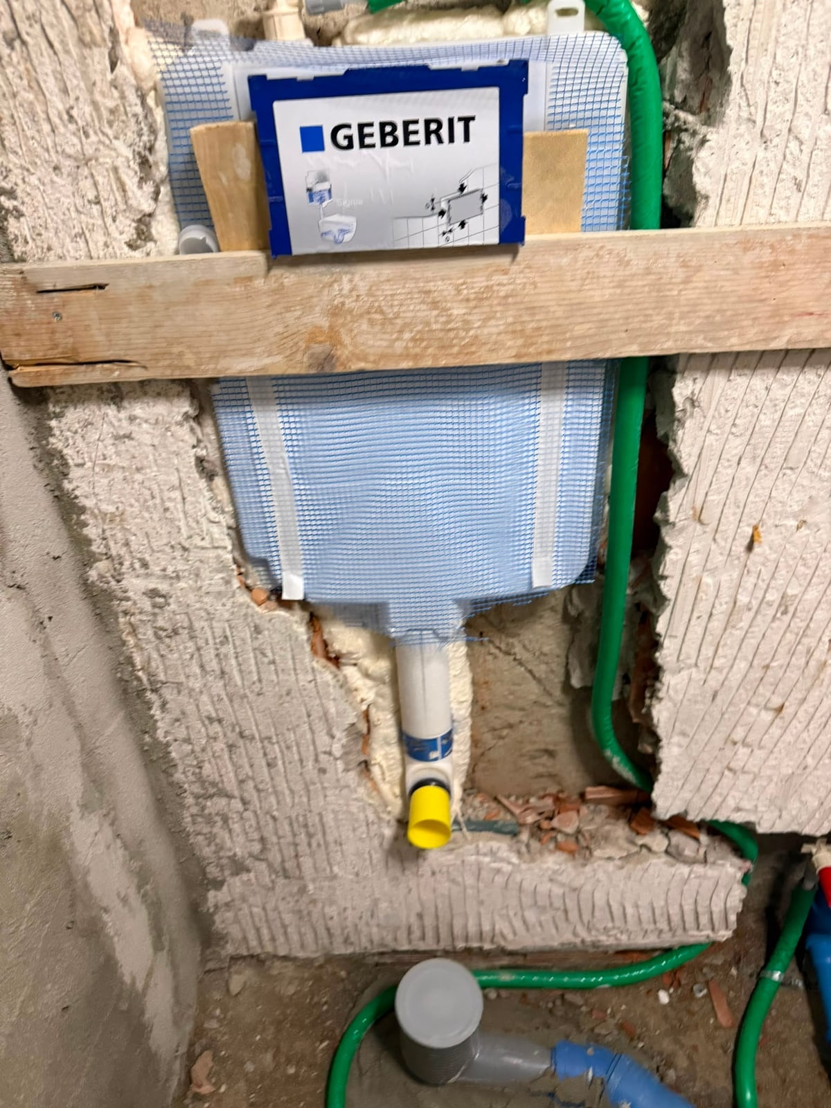 Cassetta da incasso con distribuzione idrico-sanitaria a pavimento