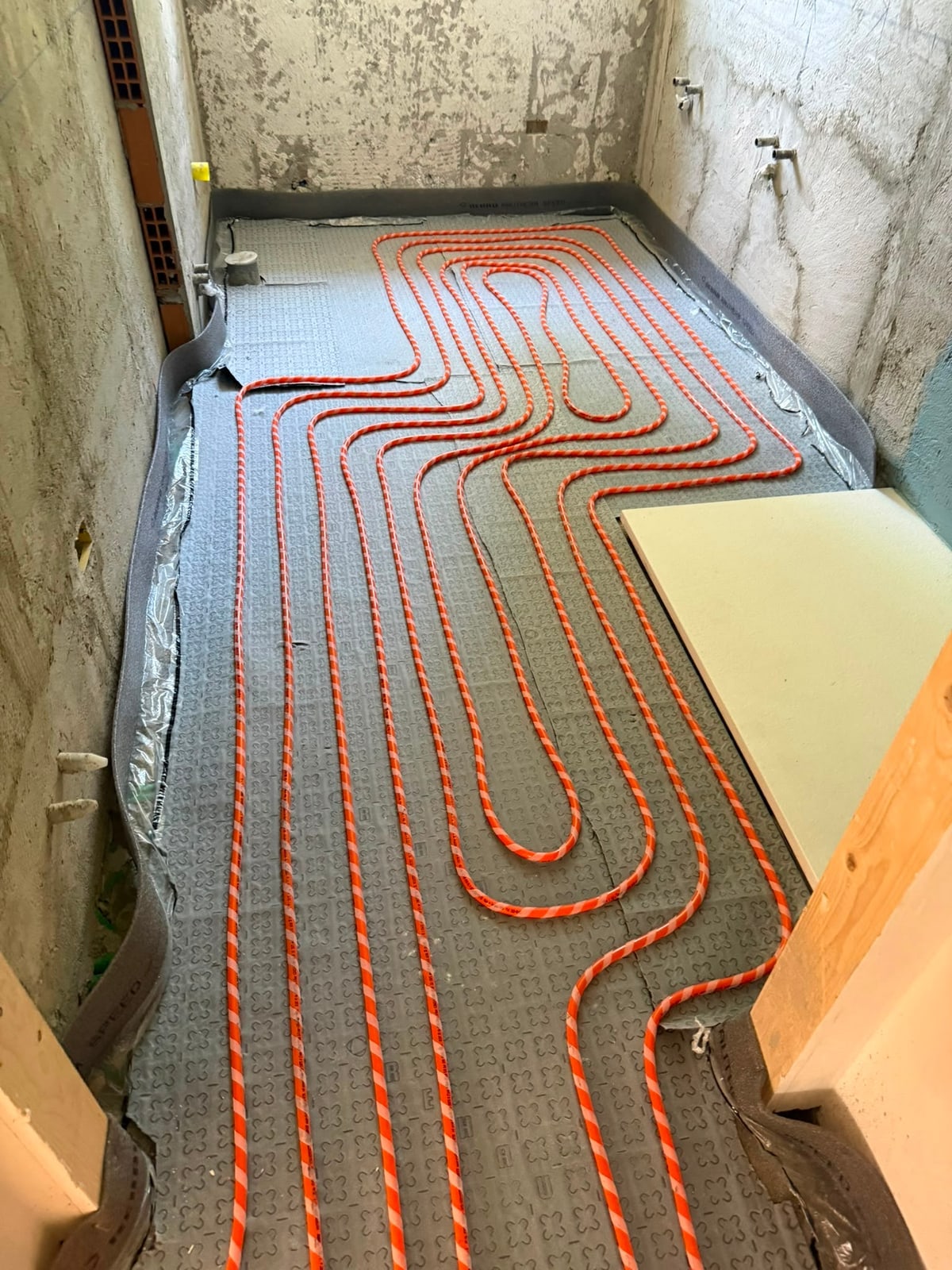 Circuito radiante posato in un vano stretto