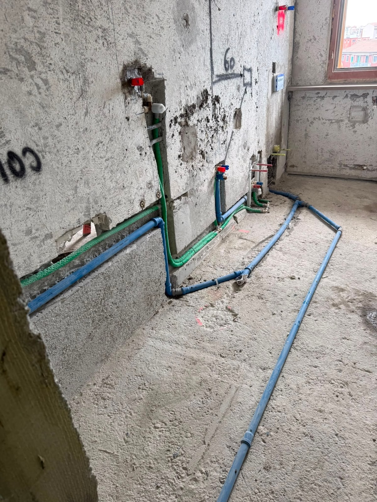 Tubazioni idrico-sanitarie distribuite lungo una parete al grezzo